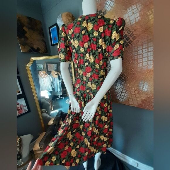 Vintage Dark Floral Button-Down Dress - Picture 5 of 16